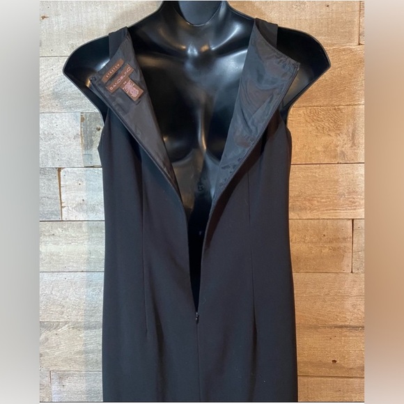 Black dress with pleated hem - Picture 5 of 7